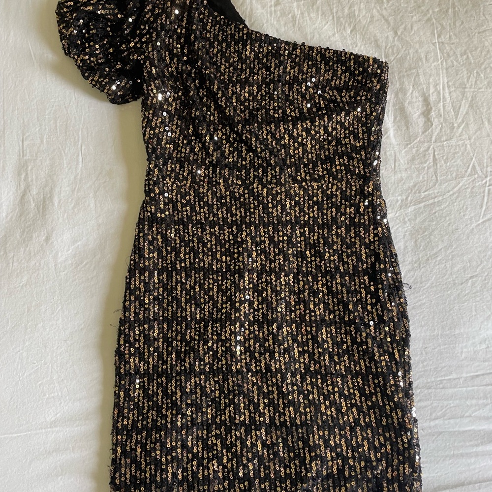 Lulu's Black and Gold One-Shoulder Bodycon Dress